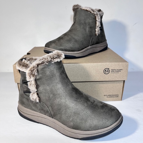 Clarks Cloudsteppers Breeze Fur Faux Fur Slip-On Boots - Picture 3 of 7